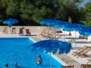 Camping Pas Cher vous présente avec son site Officiel campingpascher.fr, le Camping Villaggio Spiaggia Lunga, situé sur la commune de Vieste dans le département Foggia (Pouilles) en Italie. Le camping Villaggio Spiaggia Lunga, vous présente un hébergement de type bungalow de 26 m² avec climatisation et télévision. Le camping Villaggio Spiaggia Lunga vous propose du sam. 04 juillet au sam. 11 juillet 2026, en promotion à -9% pour 7 nuits à 1011,10 € au lieu de 1114,0 € soit une Économie de 102,90 €. Cette location propose 7 dates différentes pour réserver votre séjour. Découvrez également les 8 autres gammes d'hébergements du camping. Mer, Piscine extérieure, Animations familiales, Club ados, Club enfants, Aire de jeux enfants, Canoë-kayak, Court de tennis, Paddle, Planche à voile, Pédalo, Pétanque, Randonnée, Surf, Terrain de beach-volley, kiteSurf, Bar, Pizzeria, Supermarché,... En savoir plus : cliquez-ICI.
