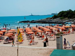 Camping Pas Cher vous présente avec son site Officiel campingpascher.fr, le Camping Villaggio Punta Lunga classé 3 étoiles, situé sur la commune de Vieste dans le département Foggia (Pouilles) en Italie. Le camping Villaggio Punta Lunga, vous présente un hébergement de type maison de 40 m² avec climatisation et télévision. Le camping Villaggio Punta Lunga vous propose du sam. 12 septembre au sam. 19 septembre 2026, en promotion à -10% pour 7 nuits à 522,90 € au lieu de 581,0 € soit une Économie de 58,10 €. Cette location propose 16 dates différentes pour réserver votre séjour. Découvrez également les 3 autres gammes d'hébergements du camping. Club enfants, Aire de jeux enfants, Canoë-kayak, Bar, Boulangerie, Station-service, Épicerie,... En savoir plus : cliquez-ICI.