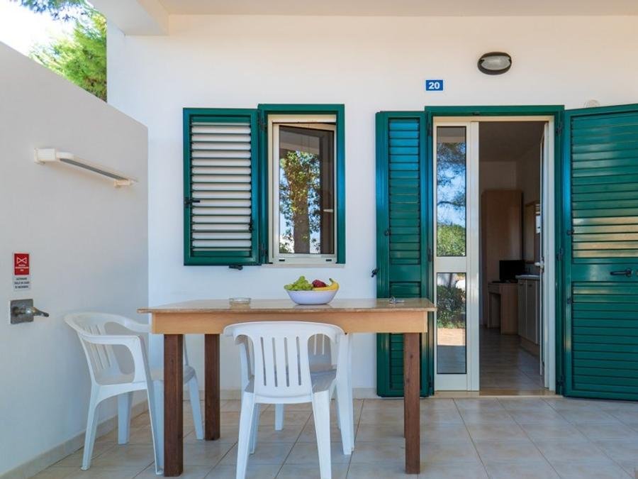 Camping Pas Cher vous présente avec son site Officiel campingpascher.fr, le Camping Villaggio Le Diomedee classé 3 étoiles, situé sur la commune de Vieste dans le département Foggia (Pouilles) en Italie. Le camping Villaggio Le Diomedee, vous présente un hébergement de type bungalow de 32 m² avec climatisation et télévision. Le camping Villaggio Le Diomedee vous propose du sam. 05 septembre au sam. 12 septembre 2026, en promotion à -10% pour 7 nuits à 585,90 € au lieu de 651,0 € soit une Économie de 65,10 €. Cette location propose 8 dates différentes pour réserver votre séjour. Découvrez également les 4 autres gammes d'hébergements du camping. Mer, Piscine extérieure, Club enfants, Aire de jeux enfants, Canoë-kayak, Court de tennis, Cyclisme, Paddle, Ping-pong, Planche à voile, Randonnée, Surf, Terrain de beach-volley, Terrain de football, Terrain multisports, kiteSurf, Bar, Bureau de tabac, Pizzeria, Supermarché,... En savoir plus : cliquez-ICI.