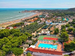 Camping Pas Cher vous présente avec son site Officiel campingpascher.fr, le Camping Villaggio Le Diomedee classé 3 étoiles, situé sur la commune de Vieste dans le département Foggia (Pouilles) en Italie. Le camping Villaggio Le Diomedee, vous présente un hébergement de type bungalow de 28 m² avec climatisation et télévision. Le camping Villaggio Le Diomedee vous propose du sam. 05 septembre au sam. 12 septembre 2026, en promotion à -10% pour 7 nuits à 491,40 € au lieu de 546,0 € soit une Économie de 54,60 €. Cette location propose 13 dates différentes pour réserver votre séjour. Découvrez également les 4 autres gammes d'hébergements du camping. Mer, Piscine extérieure, Club enfants, Aire de jeux enfants, Canoë-kayak, Court de tennis, Cyclisme, Paddle, Ping-pong, Planche à voile, Randonnée, Surf, Terrain de beach-volley, Terrain de football, Terrain multisports, kiteSurf, Bar, Bureau de tabac, Pizzeria, Supermarché,... En savoir plus : cliquez-ICI.