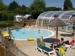 Camping Pas Cher vous présente avec son site Officiel campingpascher.fr, le Camping La Mignardiere classé 4 étoiles, situé sur la commune de Ballan Mire dans le département Indre-et-loire (Centre Val De Loire) en France. Le camping La Mignardiere, vous présente un hébergement de type studio de 33 m² avec climatisation et télévision. Le camping La Mignardiere vous propose du dimanche 30 août au dimanche 06 septembre 2026 pour 7 nuits à 502€. Cette location propose 10 dates différentes pour réserver votre séjour. Découvrez également les 9 autres gammes d'hébergements du camping. Les Avis clients pour le Camping La Mignardiere sont excellents avec une note moyenne de 8 sur 10. Piscine couverte, Piscine extérieure, Animations familiales, Aire de jeux enfants, Canoë-kayak, Centre équestre, Court de tennis, Cyclisme, Golf, Ping-pong, Pétanque, Randonnée, Structure gonflable enfants, Terrain de football, Terrain de volley-ball, Bar, Dépôt de pain, Plats à emporter, Snack/Bar,... En savoir plus : cliquez-ICI.