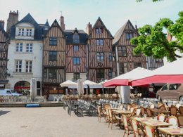 Camping Pas Cher vous présente avec son site Officiel campingpascher.fr, le Camping La Mignardiere classé 4 étoiles, situé sur la commune de Ballan Mire dans le département Indre-et-loire (Centre Val De Loire) en France. Le camping La Mignardiere vous propose un hébergement de type mobil-home de 23 m² pour 4 personnes (télévision). L'établissement vous propose 4 autres types d'hébergements. Découvrez tous nos séjours à petits prix dans la commune et aux alentours de Ballan Mire du département : Indre-et-loire (Centre Val De Loire). Les Avis clients pour le Camping La Mignardiere sont excellents avec une note moyenne de 9 sur 10. Piscine couverte, Piscine extérieure, Animations familiales, Aire de jeux enfants, Canoë-kayak, Centre équestre, Court de tennis, Cyclisme, Golf, Ping-pong, Pétanque, Randonnée, Structure gonflable enfants, Terrain de football, Terrain de volley-ball, Bar, Dépôt de pain, Plats à emporter, Snack/Bar, Épicerie,... En savoir plus : cliquez-ICI.