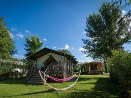 Camping Pas Cher vous présente avec son site Officiel campingpascher.fr, le Camping Sites Et Paysages - L'Etang De Brissac classé 4 étoiles, situé sur la commune de Brissac Quince dans le département Maine-et-loire (Pays De La Loire) en France. Le camping Sites Et Paysages - L'Etang De Brissac, vous présente un hébergement de type tente de 35 m² pour 1 personne. Le camping Sites Et Paysages - L'Etang De Brissac vous propose du lundi 25 mai au lundi 01 juin 2026, en promotion à -10% pour 7 nuits à 338,40 € au lieu de 376,0 € soit une Économie de 37,60 €. Cette location propose 94 dates différentes pour réserver votre séjour. Découvrez également les 14 autres gammes d'hébergements du camping. Les Avis clients pour le Camping Sites Et Paysages - L'Etang De Brissac sont de 7 sur 10. Étang, Piscine couverte, Piscine extérieure, Animation enfants, Animations familiales, Club enfants, Aire de jeux enfants, Baby-foot, Canoë-kayak, Centre équestre, Flipper, Golf, Ping-pong, Piscine, Pétanque, Terrain de football, Terrain de volley-ball, Trampoline, Dépôt de pain, Restaurant, Supermarché, Épicerie,... En savoir plus : cliquez-ICI.