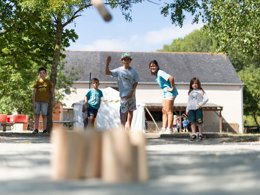 Camping Pas Cher vous présente avec son site Officiel campingpascher.fr, le Camping Sites Et Paysages - L'Etang De Brissac classé 4 étoiles, situé sur la commune de Brissac Quince dans le département Maine-et-loire (Pays De La Loire) en France. Le camping Sites Et Paysages - L'Etang De Brissac, vous présente un hébergement de type tente de 25 m² pour 4 personnes. Le camping Sites Et Paysages - L'Etang De Brissac vous propose du dimanche 31 mai au dimanche 07 juin 2026, en promotion à -10% pour 7 nuits à 266,40 € au lieu de 296,0 € soit une Économie de 29,60 €. Cette location propose 75 dates différentes pour réserver votre séjour. Découvrez également les 14 autres gammes d'hébergements du camping. Les Avis clients pour le Camping Sites Et Paysages - L'Etang De Brissac sont de 7 sur 10. Étang, Piscine couverte, Piscine extérieure, Animation enfants, Animations familiales, Club enfants, Aire de jeux enfants, Baby-foot, Canoë-kayak, Centre équestre, Flipper, Golf, Ping-pong, Piscine, Pétanque, Terrain de football, Terrain de volley-ball, Trampoline, Dépôt de pain, Restaurant, Supermarché, Épicerie,... En savoir plus : cliquez-ICI.