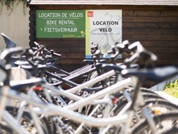 Camping Pas Cher vous présente avec son site Officiel campingpascher.fr, le Camping Sites Et Paysages - L'Etang De Brissac classé 4 étoiles, situé sur la commune de Brissac Quince dans le département Maine-et-loire (Pays De La Loire) en France. Le camping Sites Et Paysages - L'Etang De Brissac, vous présente un hébergement de type tente de 35 m² pour 1 personne. Le camping Sites Et Paysages - L'Etang De Brissac vous propose du lundi 25 mai au lundi 01 juin 2026, en promotion à -10% pour 7 nuits à 338,40 € au lieu de 376,0 € soit une Économie de 37,60 €. Cette location propose 94 dates différentes pour réserver votre séjour. Découvrez également les 14 autres gammes d'hébergements du camping. Les Avis clients pour le Camping Sites Et Paysages - L'Etang De Brissac sont de 7 sur 10. Étang, Piscine couverte, Piscine extérieure, Animation enfants, Animations familiales, Club enfants, Aire de jeux enfants, Baby-foot, Canoë-kayak, Centre équestre, Flipper, Golf, Ping-pong, Piscine, Pétanque, Terrain de football, Terrain de volley-ball, Trampoline, Dépôt de pain, Restaurant, Supermarché, Épicerie,... En savoir plus : cliquez-ICI.