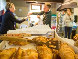 Camping Pas Cher vous présente avec son site Officiel campingpascher.fr, le Camping Sites Et Paysages - L'Etang De Brissac classé 4 étoiles, situé sur la commune de Brissac Quince dans le département Maine-et-loire (Pays De La Loire) en France. Le camping Sites Et Paysages - L'Etang De Brissac, vous présente un hébergement de type tente de 5 m² pour 2 personnes. Le camping Sites Et Paysages - L'Etang De Brissac vous propose du lundi 25 mai au lundi 01 juin 2026, en promotion à -10% pour 7 nuits à 196,20 € au lieu de 218,0 € soit une Économie de 21,80 €. Cette location propose 121 dates différentes pour réserver votre séjour. Découvrez également les 14 autres gammes d'hébergements du camping. Les Avis clients pour le Camping Sites Et Paysages - L'Etang De Brissac sont de 7 sur 10. Étang, Piscine couverte, Piscine extérieure, Animation enfants, Animations familiales, Club enfants, Aire de jeux enfants, Baby-foot, Canoë-kayak, Centre équestre, Flipper, Golf, Ping-pong, Piscine, Pétanque, Terrain de football, Terrain de volley-ball, Trampoline, Dépôt de pain, Restaurant, Supermarché, Épicerie,... En savoir plus : cliquez-ICI.