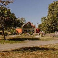 Camping Pas Cher vous présente avec son site Officiel campingpascher.fr, le Établissement Tours Val De Loire - Onlycamp, situé sur la commune de Saint Avertin dans le département Indre-et-loire (Centre) en France. L'établissement Tours Val De Loire - Onlycamp vous propose un hébergement de type tente toile et bois de 20 m². L'établissement vous propose 4 autres types d'hébergements. Découvrez tous nos séjours à petits prix dans la commune et aux alentours de Saint Avertin du département : Indre-et-loire (Centre).... En savoir plus : cliquez-ICI.