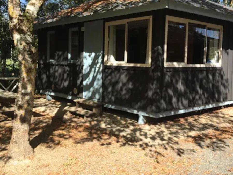 Camping Pas Cher vous présente avec son site Officiel campingpascher.fr, le Camping FlowerLes Granges classé 3 étoiles, situé sur la commune de Luynes dans le département Indre-et-loire (Centre Val De Loire) en France. Le camping Flower Les Granges, vous présente un hébergement de type chalet de 30 m² pour 5 personnes. Le camping Flower Les Granges vous propose du sam. 29 août au sam. 05 septembre 2026 pour 7 nuits à 329€. Cette location propose 25 dates différentes pour réserver votre séjour. Découvrez également les 14 autres gammes d'hébergements du camping. Les Avis clients pour le Camping FlowerLes Granges sont excellents avec une note moyenne de 9 sur 10. Piscine couverte, Piscine extérieure, Club enfants, Aire de jeux enfants, Baby-foot, Canoë-kayak, Cyclisme, Ping-pong, Piscine, Pétanque, Randonnée, Salle de jeux vidéo, Structure gonflable enfants, Terrain de badminton, Terrain de volley-ball, Trampoline, Bar, Dépôt de pain, Plats à emporter, Snack/Bar, Épicerie,... En savoir plus : cliquez-ICI.