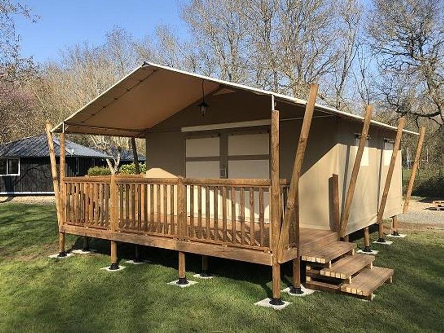 Camping Pas Cher vous présente avec son site Officiel campingpascher.fr, le Camping Flower Les Granges classé 3 étoiles, situé sur la commune de Luynes dans le département Indre-et-loire (Centre Val De Loire) en France. Le camping Flower Les Granges, vous présente un hébergement de type tente en toile et bois de 25 m² pour 5 personnes. Le camping Flower Les Granges vous propose du vendredi 05 juin au vendredi 12 juin 2026 avec une PROMO de DERNIÈRE MINUTE, en promotion à -14% pour 7 nuits à 291,55 € au lieu de 343,0 € soit une Économie de 51,45 €. Cette location propose 39 dates différentes pour réserver votre séjour. Découvrez également les 14 autres gammes d'hébergements du camping. Les Avis clients pour le Camping Flower Les Granges sont excellents avec une note moyenne de 9 sur 10. Piscine couverte, Piscine extérieure, Club enfants, Aire de jeux enfants, Baby-foot, Canoë-kayak, Cyclisme, Ping-pong, Piscine, Pétanque, Randonnée, Salle de jeux vidéo, Structure gonflable enfants, Terrain de badminton, Terrain de volley-ball, Trampoline, Bar, Dépôt de pain, Plats à emporter, Snack/Bar, Épicerie,... En savoir plus : cliquez-ICI.