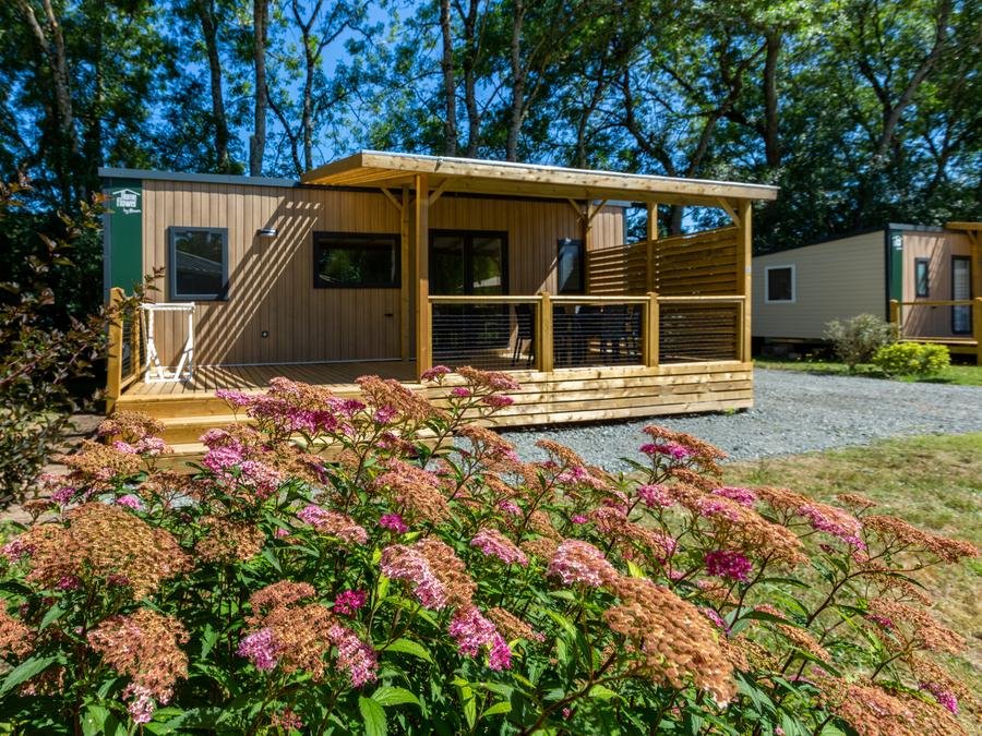 Camping Pas Cher vous présente avec son site Officiel campingpascher.fr, le Camping Flower Les Granges classé 3 étoiles, situé sur la commune de Luynes dans le département Indre-et-loire (Centre Val De Loire) en France. Le camping Flower Les Granges, vous présente un hébergement de type mobil-home de 35 m² pour 1 personne et télévision. Le camping Flower Les Granges vous propose du lundi 15 juin au lundi 22 juin 2026, en promotion à -15% pour 7 nuits à 516,80 € au lieu de 608,0 € soit une Économie de 91,20 €. Cette location propose 10 dates différentes pour réserver votre séjour. Découvrez également les 14 autres gammes d'hébergements du camping. Les Avis clients pour le Camping Flower Les Granges sont excellents avec une note moyenne de 9 sur 10. Piscine couverte, Piscine extérieure, Club enfants, Aire de jeux enfants, Baby-foot, Canoë-kayak, Cyclisme, Ping-pong, Piscine, Pétanque, Randonnée, Salle de jeux vidéo, Structure gonflable enfants, Terrain de badminton, Terrain de volley-ball, Trampoline, Bar, Dépôt de pain, Plats à emporter, Snack/Bar, Épicerie,... En savoir plus : cliquez-ICI.