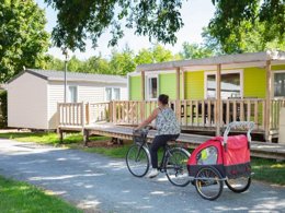 Camping Pas Cher vous présente avec son site Officiel campingpascher.fr, le Camping FlowerLes Granges classé 3 étoiles, situé sur la commune de Luynes dans le département Indre-et-loire (Centre Val De Loire) en France. Le camping Flower Les Granges vous propose un hébergement de type bungalow toilé de 25 m² pour 2 personnes. L'établissement vous propose 7 autres types d'hébergements. Découvrez tous nos séjours à petits prix dans la commune et aux alentours de Luynes du département : Indre-et-loire (Centre Val De Loire). Les Avis clients pour le Camping FlowerLes Granges sont excellents avec une note moyenne de 8 sur 10. Piscine couverte, Piscine extérieure, Club enfants, Aire de jeux enfants, Baby-foot, Canoë-kayak, Cyclisme, Ping-pong, Piscine, Pétanque, Randonnée, Salle de jeux vidéo, Structure gonflable enfants, Terrain de badminton, Terrain de volley-ball, Trampoline, Bar, Dépôt de pain, Plats à emporter, Snack/Bar, Épicerie,... En savoir plus : cliquez-ICI.