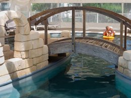 Camping Pas Cher vous présente avec son site Officiel campingpascher.fr, le Camping FlowerLes Granges classé 3 étoiles, situé sur la commune de Luynes dans le département Indre-et-loire (Centre Val De Loire) en France. Le camping Flower Les Granges, vous présente un hébergement de type mobil-home de 32 m². Le camping Flower Les Granges vous propose du sam. 29 août au sam. 05 septembre 2026 pour 7 nuits à 385€. Cette location propose 61 dates différentes pour réserver votre séjour. Découvrez également les 14 autres gammes d'hébergements du camping. Les Avis clients pour le Camping FlowerLes Granges sont excellents avec une note moyenne de 9 sur 10. Piscine couverte, Piscine extérieure, Club enfants, Aire de jeux enfants, Baby-foot, Canoë-kayak, Cyclisme, Ping-pong, Piscine, Pétanque, Randonnée, Salle de jeux vidéo, Structure gonflable enfants, Terrain de badminton, Terrain de volley-ball, Trampoline, Bar, Dépôt de pain, Plats à emporter, Snack/Bar, Épicerie,... En savoir plus : cliquez-ICI.