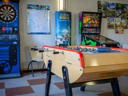 Camping Pas Cher vous présente avec son site Officiel campingpascher.fr, le Camping FlowerLes Granges classé 3 étoiles, situé sur la commune de Luynes dans le département Indre-et-loire (Centre Val De Loire) en France. Le camping Flower Les Granges, vous présente un hébergement de type lodge de 20 m² pour 4 personnes. Le camping Flower Les Granges vous propose du sam. 29 août au sam. 05 septembre 2026 pour 7 nuits à 280€. Cette location propose 48 dates différentes pour réserver votre séjour. Découvrez également les 14 autres gammes d'hébergements du camping. Les Avis clients pour le Camping FlowerLes Granges sont excellents avec une note moyenne de 9 sur 10. Piscine couverte, Piscine extérieure, Club enfants, Aire de jeux enfants, Baby-foot, Canoë-kayak, Cyclisme, Ping-pong, Piscine, Pétanque, Randonnée, Salle de jeux vidéo, Structure gonflable enfants, Terrain de badminton, Terrain de volley-ball, Trampoline, Bar, Dépôt de pain, Plats à emporter, Snack/Bar, Épicerie,... En savoir plus : cliquez-ICI.