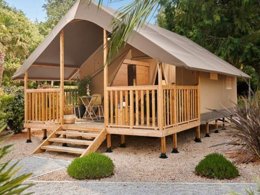 Camping Pas Cher vous présente avec son site Officiel campingpascher.fr, le Camping FlowerLes Granges classé 3 étoiles, situé sur la commune de Luynes dans le département Indre-et-loire (Centre Val De Loire) en France. Le camping Flower Les Granges, vous présente un hébergement de type tente en toile et bois de 25 m² pour 1 personne. Le camping Flower Les Granges vous propose du sam. 29 août au sam. 05 septembre 2026 pour 7 nuits à 350€. Cette location propose 43 dates différentes pour réserver votre séjour. Découvrez également les 14 autres gammes d'hébergements du camping. Les Avis clients pour le Camping FlowerLes Granges sont excellents avec une note moyenne de 9 sur 10. Piscine couverte, Piscine extérieure, Club enfants, Aire de jeux enfants, Baby-foot, Canoë-kayak, Cyclisme, Ping-pong, Piscine, Pétanque, Randonnée, Salle de jeux vidéo, Structure gonflable enfants, Terrain de badminton, Terrain de volley-ball, Trampoline, Bar, Dépôt de pain, Plats à emporter, Snack/Bar, Épicerie,... En savoir plus : cliquez-ICI.