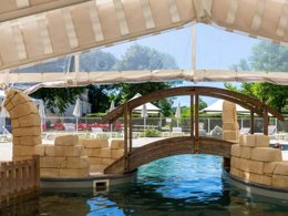 Camping Pas Cher vous présente avec son site Officiel campingpascher.fr, le Camping FlowerLes Granges classé 3 étoiles, situé sur la commune de Luynes dans le département Indre-et-loire (Centre Val De Loire) en France. Le camping Flower Les Granges, vous présente un hébergement de type tente en toile et bois de 25 m² pour 5 personnes. Le camping Flower Les Granges vous propose du sam. 29 août au sam. 05 septembre 2026 pour 7 nuits à 308€. Cette location propose 46 dates différentes pour réserver votre séjour. Découvrez également les 14 autres gammes d'hébergements du camping. Les Avis clients pour le Camping FlowerLes Granges sont excellents avec une note moyenne de 9 sur 10. Piscine couverte, Piscine extérieure, Club enfants, Aire de jeux enfants, Baby-foot, Canoë-kayak, Cyclisme, Ping-pong, Piscine, Pétanque, Randonnée, Salle de jeux vidéo, Structure gonflable enfants, Terrain de badminton, Terrain de volley-ball, Trampoline, Bar, Dépôt de pain, Plats à emporter, Snack/Bar, Épicerie,... En savoir plus : cliquez-ICI.