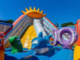 Camping Pas Cher vous présente avec son site Officiel campingpascher.fr, le Camping FlowerLes Granges classé 3 étoiles, situé sur la commune de Luynes dans le département Indre-et-loire (Centre Val De Loire) en France. Le camping Flower Les Granges, vous présente un hébergement de type mobil-home de 34 m² pour 1 personne. Le camping Flower Les Granges vous propose du sam. 29 août au sam. 05 septembre 2026 pour 7 nuits à 406€. Cette location propose 43 dates différentes pour réserver votre séjour. Découvrez également les 14 autres gammes d'hébergements du camping. Les Avis clients pour le Camping FlowerLes Granges sont excellents avec une note moyenne de 9 sur 10. Piscine couverte, Piscine extérieure, Club enfants, Aire de jeux enfants, Baby-foot, Canoë-kayak, Cyclisme, Ping-pong, Piscine, Pétanque, Randonnée, Salle de jeux vidéo, Structure gonflable enfants, Terrain de badminton, Terrain de volley-ball, Trampoline, Bar, Dépôt de pain, Plats à emporter, Snack/Bar, Épicerie,... En savoir plus : cliquez-ICI.