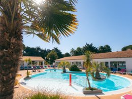 Camping Pas Cher vous présente avec son site Officiel campingpascher.fr, le Camping Les Varennes classé 4 étoiles, situé sur la commune de Le Bois Plage En Re dans le département Charente-maritime (Poitou Charentes) en France. Le camping Les Varennes, vous présente un hébergement de type mobil-home de 32 m² avec climatisation et télévision. Le camping Les Varennes vous propose du mardi 30 juin au mardi 07 juillet 2026 pour 7 nuits à 1053€. Cette location propose 2 dates différentes pour réserver votre séjour. Découvrez également les 12 autres gammes d'hébergements du camping. Les Avis clients pour le Camping Les Varennes sont excellents avec une note moyenne de 9 sur 10. Piscine couverte, Piscine extérieure, Animation enfants, Animations familiales, Club enfants, Aire de jeux enfants, Ping-pong, Pétanque, Terrain multisports, Bar, Dépôt de pain, Épicerie,... En savoir plus : cliquez-ICI.