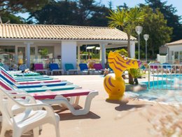 Camping Pas Cher vous présente avec son site Officiel campingpascher.fr, le Camping Les Varennes classé 4 étoiles, situé sur la commune de Le Bois Plage En Re dans le département Charente-maritime (Poitou Charentes) en France. Le camping Les Varennes, vous présente un hébergement de type mobil-home de 31 m² et télévision. Le camping Les Varennes vous propose du sam. 04 juillet au sam. 11 juillet 2026, en promotion à -5% pour 7 nuits à 944,30 € au lieu de 994,0 € soit une Économie de 49,70 €. Cette location propose 1 dates différentes pour réserver votre séjour. Découvrez également les 3 autres gammes d'hébergements du camping. Les Avis clients pour le Camping Les Varennes sont excellents avec une note moyenne de 8 sur 10. Piscine couverte, Piscine extérieure, Animation enfants, Animations familiales, Club enfants, Aire de jeux enfants, Ping-pong, Pétanque, Terrain multisports, Bar, Dépôt de pain, Épicerie,... En savoir plus : cliquez-ICI.