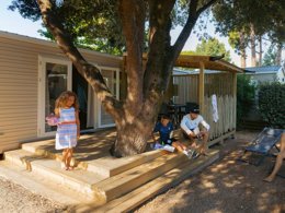 Camping Pas Cher vous présente avec son site Officiel campingpascher.fr, le Camping Les Varennes classé 4 étoiles, situé sur la commune de Le Bois Plage En Re dans le département Charente-maritime (Poitou Charentes) en France. Le camping Les Varennes, vous présente un hébergement de type mobil-home de 32 m² avec climatisation et télévision. Le camping Les Varennes vous propose du sam. 04 juillet au sam. 11 juillet 2026, en promotion à -4% pour 7 nuits à 1336,65 € au lieu de 1407,0 € soit une Économie de 70,35 €. Cette location propose 1 dates différentes pour réserver votre séjour. Découvrez également les 3 autres gammes d'hébergements du camping. Les Avis clients pour le Camping Les Varennes sont excellents avec une note moyenne de 8 sur 10. Piscine couverte, Piscine extérieure, Animation enfants, Animations familiales, Club enfants, Aire de jeux enfants, Ping-pong, Pétanque, Terrain multisports, Bar, Dépôt de pain, Épicerie,... En savoir plus : cliquez-ICI.