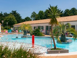 Camping Pas Cher vous présente avec son site Officiel campingpascher.fr, le Camping Les Varennes classé 4 étoiles, situé sur la commune de Le Bois Plage En Re dans le département Charente-maritime (Poitou Charentes) en France. Le camping Les Varennes vous propose un hébergement de type mobil-home de 29 m² (télévision). L'établissement vous propose 9 autres types d'hébergements. Découvrez tous nos séjours à petits prix dans la commune et aux alentours de Le Bois Plage En Re du département : Charente-maritime (Poitou Charentes). Les Avis clients pour le Camping Les Varennes sont excellents avec une note moyenne de 9 sur 10. Piscine couverte, Piscine extérieure, Animation enfants, Animations familiales, Club enfants, Aire de jeux enfants, Ping-pong, Pétanque, Terrain multisports, Bar, Dépôt de pain, Épicerie,... En savoir plus : cliquez-ICI.