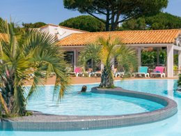 Camping Pas Cher vous présente avec son site Officiel campingpascher.fr, le Camping Les Varennes classé 4 étoiles, situé sur la commune de Le Bois Plage En Re dans le département Charente-maritime (Poitou Charentes) en France. Le camping Les Varennes vous propose un hébergement de type mobil-home de 31 m² avec climatisation (télévision). L'établissement vous propose 9 autres types d'hébergements. Découvrez tous nos séjours à petits prix dans la commune et aux alentours de Le Bois Plage En Re du département : Charente-maritime (Poitou Charentes). Les Avis clients pour le Camping Les Varennes sont excellents avec une note moyenne de 9 sur 10. Piscine couverte, Piscine extérieure, Animation enfants, Animations familiales, Club enfants, Aire de jeux enfants, Ping-pong, Pétanque, Terrain multisports, Bar, Dépôt de pain, Épicerie,... En savoir plus : cliquez-ICI.