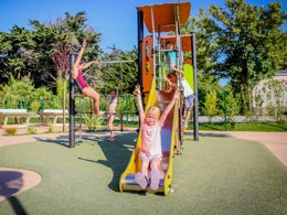 Camping Pas Cher vous présente avec son site Officiel campingpascher.fr, le Camping Les Varennes classé 4 étoiles, situé sur la commune de Le Bois Plage En Re dans le département Charente-maritime (Poitou Charentes) en France. Le camping Les Varennes, vous présente un hébergement de type mobil-home de 32 m² avec climatisation et télévision. Le camping Les Varennes vous propose du sam. 04 juillet au sam. 11 juillet 2026, en promotion à -4% pour 7 nuits à 1336,65 € au lieu de 1407,0 € soit une Économie de 70,35 €. Cette location propose 1 dates différentes pour réserver votre séjour. Découvrez également les 3 autres gammes d'hébergements du camping. Les Avis clients pour le Camping Les Varennes sont excellents avec une note moyenne de 8 sur 10. Piscine couverte, Piscine extérieure, Animation enfants, Animations familiales, Club enfants, Aire de jeux enfants, Ping-pong, Pétanque, Terrain multisports, Bar, Dépôt de pain, Épicerie,... En savoir plus : cliquez-ICI.