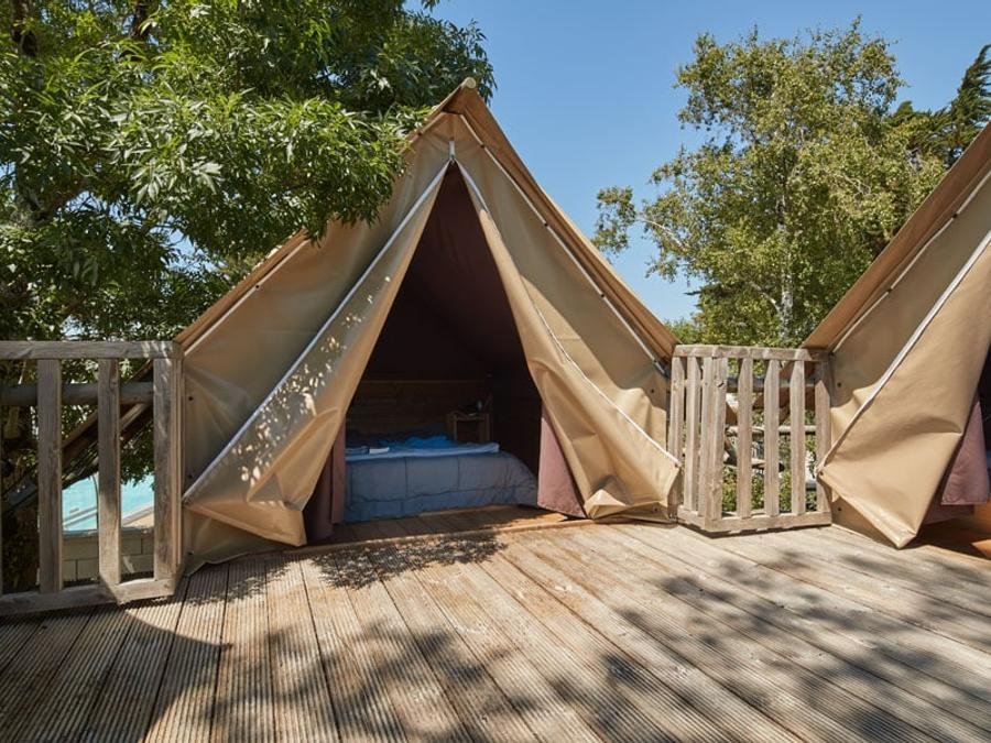 Camping Pas Cher vous présente avec son site Officiel campingpascher.fr, le Camping Au Soir D'ete classé 4 étoiles, situé sur la commune de Mesquer dans le département Loire-atlantique (Pays De La Loire) en France. Le camping Au Soir D'ete, vous présente un hébergement de type tente de 46 m². Le camping Au Soir D'ete vous propose du vendredi 05 juin au vendredi 12 juin 2026 avec un DÉPART DEMAIN pour 7 nuits à 449€. Cette location propose 52 dates différentes pour réserver votre séjour. Découvrez également les 7 autres gammes d'hébergements du camping. Piscine chauffée, Piscine couverte, Animations familiales, Aire de jeux enfants, Parcours sportif, Ping-pong, Pétanque, Structure gonflable enfants, Terrain de beach-volley, Trampoline, Voile, Bar, Snack/Bar,... En savoir plus : cliquez-ICI.