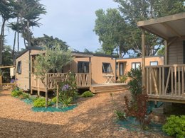 Camping Pas Cher vous présente avec son site Officiel campingpascher.fr, le Camping Le Beaupré classé 3 étoiles, situé sur la commune de Mesquer dans le département Loire-atlantique (Pays De La Loire) en France. Le camping Le Beaupré, vous présente un hébergement de type maison de campagne de 37 m² et télévision. Le camping Le Beaupré vous propose du jeudi 24 septembre au jeudi 01 octobre 2026 pour 7 nuits à 356€. Cette location propose 33 dates différentes pour réserver votre séjour. Découvrez également les 9 autres gammes d'hébergements du camping. Les Avis clients pour le Camping Le Beaupré sont excellents avec une note moyenne de 8 sur 10. Aire de jeux enfants, Pétanque, Bar, Snack/Bar,... En savoir plus : cliquez-ICI.