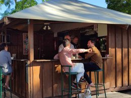 Camping Pas Cher vous présente avec son site Officiel campingpascher.fr, le Camping Le Beaupré classé 3 étoiles, situé sur la commune de Mesquer dans le département Loire-atlantique (Pays De La Loire) en France. Le camping Le Beaupré, vous présente un hébergement de type maison de campagne de 37 m² et télévision. Le camping Le Beaupré vous propose du lundi 06 avril au lundi 13 avril 2026 pour 7 nuits à 341€. Cette location propose 86 dates différentes pour réserver votre séjour. Découvrez également les 9 autres gammes d'hébergements du camping. Les Avis clients pour le Camping Le Beaupré sont excellents avec une note moyenne de 8 sur 10. Aire de jeux enfants, Pétanque, Bar, Snack/Bar,... En savoir plus : cliquez-ICI.