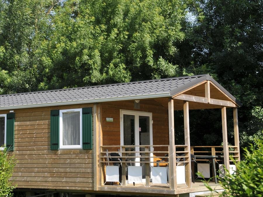 Camping Pas Cher vous présente avec son site Officiel campingpascher.fr, le Camping Flower Du Port Caroline classé 3 étoiles, situé sur la commune de Brain Sur L'authion dans le département Maine-et-loire (Pays De La Loire) en France. Le camping Flower Du Port Caroline vous propose un hébergement de type mobil-home de 25 m². L'établissement vous propose 8 autres types d'hébergements. Découvrez tous nos séjours à petits prix dans la commune et aux alentours de Brain Sur L'authion du département : Maine-et-loire (Pays De La Loire). Les Avis clients pour le Camping Flower Du Port Caroline sont excellents avec une note moyenne de 9 sur 10. Piscine chauffée, Piscine couverte, Animation enfants, Aire de jeux enfants, Ping-pong, Pétanque, Structure gonflable enfants, Terrain multisports, Trampoline, Bar, Boulangerie, Bureau de tabac, Dépôt de pain, Plats à emporter, Restaurant, Snack/Bar, Station-service, Épicerie,... En savoir plus : cliquez-ICI.