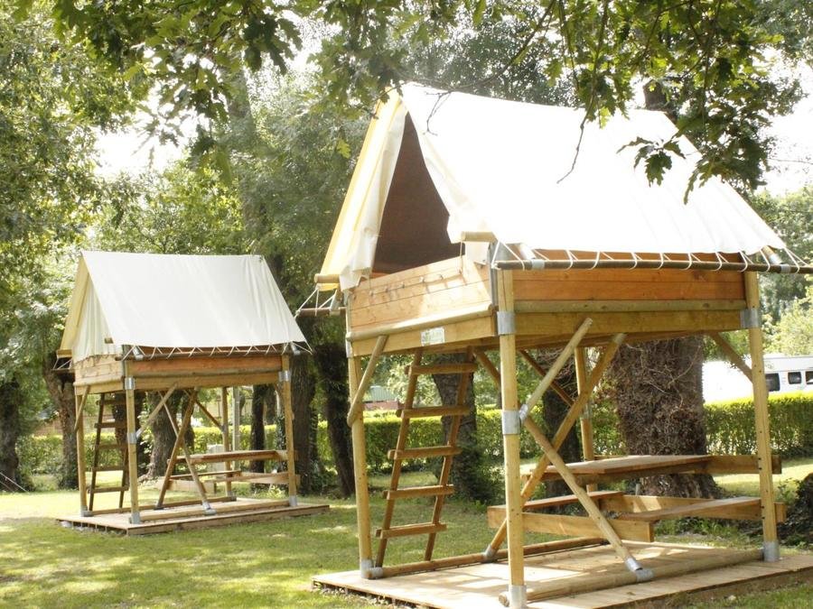 Camping Pas Cher vous présente avec son site Officiel campingpascher.fr, le Camping Flower Du Port Caroline classé 3 étoiles, situé sur la commune de Brain Sur L'authion dans le département Maine-et-loire (Pays De La Loire) en France. Le camping Flower Du Port Caroline vous propose un hébergement de type tente en toile et bois. L'établissement vous propose 12 autres types d'hébergements. Découvrez tous nos séjours à petits prix dans la commune et aux alentours de Brain Sur L'authion du département : Maine-et-loire (Pays De La Loire). Les Avis clients pour le Camping Flower Du Port Caroline sont excellents avec une note moyenne de 9 sur 10. Piscine chauffée, Piscine couverte, Animation enfants, Aire de jeux enfants, Ping-pong, Pétanque, Structure gonflable enfants, Terrain multisports, Trampoline, Bar, Boulangerie, Bureau de tabac, Dépôt de pain, Plats à emporter, Restaurant, Snack/Bar, Station-service, Épicerie,... En savoir plus : cliquez-ICI.