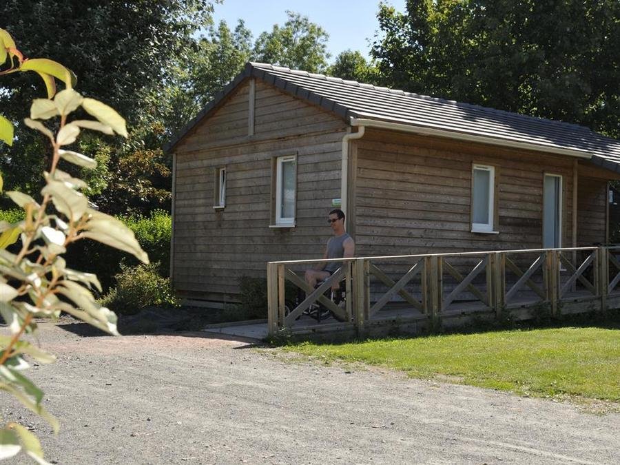 Camping Pas Cher vous présente avec son site Officiel campingpascher.fr, le Camping Flower Du Port Caroline classé 3 étoiles, situé sur la commune de Brain Sur L'authion dans le département Maine-et-loire (Pays De La Loire) en France. Le camping Flower Du Port Caroline vous propose un hébergement de type chalet de 35 m² pour 4 personnes (télévision). L'établissement vous propose 8 autres types d'hébergements. Découvrez tous nos séjours à petits prix dans la commune et aux alentours de Brain Sur L'authion du département : Maine-et-loire (Pays De La Loire). Les Avis clients pour le Camping Flower Du Port Caroline sont excellents avec une note moyenne de 9 sur 10. Piscine chauffée, Piscine couverte, Animation enfants, Aire de jeux enfants, Ping-pong, Pétanque, Structure gonflable enfants, Terrain multisports, Trampoline, Bar, Boulangerie, Bureau de tabac, Dépôt de pain, Plats à emporter, Restaurant, Snack/Bar, Station-service, Épicerie,... En savoir plus : cliquez-ICI.