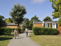 Camping Pas Cher vous présente avec son site Officiel campingpascher.fr, le Établissement Flower Du Port Caroline, situé sur la commune de Brain Sur L'authion dans le département Maine-et-loire (Pays De La Loire) en France. L'établissement Flower Du Port Caroline vous propose un hébergement de type bungalow toilé de 25 m². L'établissement vous propose 6 autres types d'hébergements. Découvrez tous nos séjours à petits prix dans la commune et aux alentours de Brain Sur L'authion du département : Maine-et-loire (Pays De La Loire).... En savoir plus : cliquez-ICI.