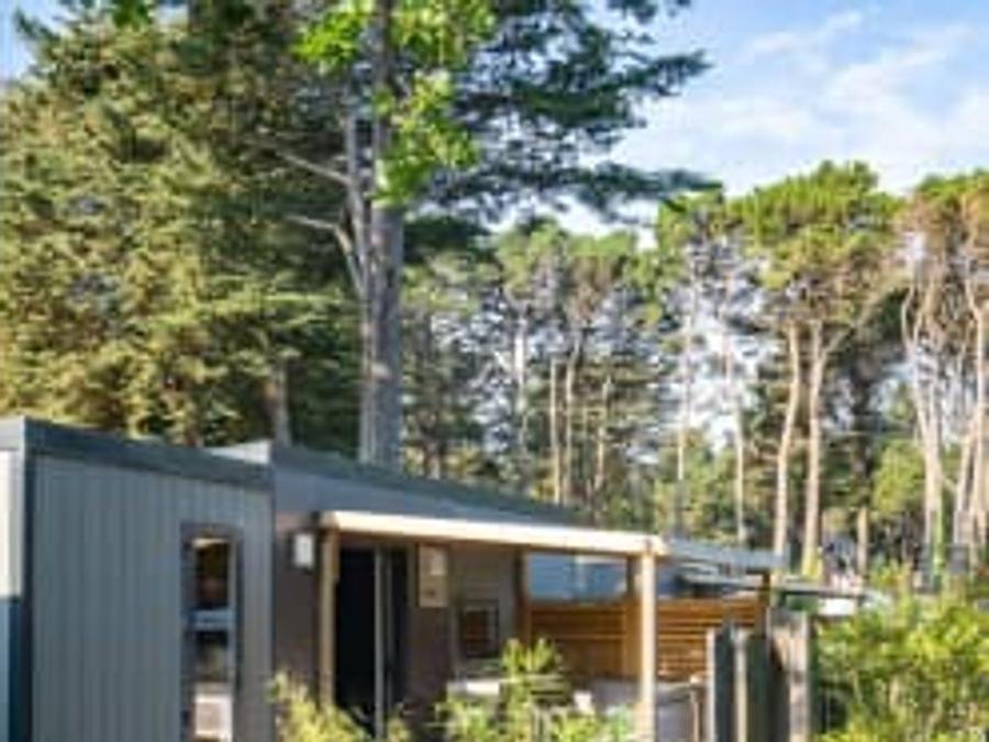 Camping Pas Cher vous présente avec son site Officiel campingpascher.fr, le Camping Sandaya Le Moulin De L'Eclis classé 4 étoiles, situé sur la commune de Assérac dans le département Loire-atlantique (Pays De La Loire) en France. Le camping Sandaya Le Moulin De L'Eclis vous propose un hébergement de type mobil-home de 35 m² pour 4 personnes (télévision). L'établissement vous propose 3 autres types d'hébergements. Découvrez tous nos séjours à petits prix dans la commune et aux alentours de Assérac du département : Loire-atlantique (Pays De La Loire). Parc aquatique, Piscine couverte, Piscine extérieure, Animation enfants, Animations familiales, Aire de jeux enfants, Canoë-kayak, Centre équestre, Club enfant de nuit, Golf, Paddle, Ping-pong, Pétanque, Salle de jeux vidéo, Structure gonflable enfants, Voile, kiteSurf, Bar, Dépôt de pain, Restaurant, Épicerie,... En savoir plus : cliquez-ICI.