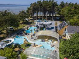 Camping Pas Cher vous présente avec son site Officiel campingpascher.fr, le Camping Sandaya Le Moulin De L'Eclis classé 4 étoiles, situé sur la commune de Assérac dans le département Loire-atlantique (Pays De La Loire) en France. Le camping Sandaya Le Moulin De L'Eclis vous propose un hébergement de type mobil-home de 33 m² pour 4 personnes (télévision). L'établissement vous propose 3 autres types d'hébergements. Découvrez tous nos séjours à petits prix dans la commune et aux alentours de Assérac du département : Loire-atlantique (Pays De La Loire). Parc aquatique, Piscine couverte, Piscine extérieure, Animation enfants, Animations familiales, Aire de jeux enfants, Canoë-kayak, Centre équestre, Club enfant de nuit, Golf, Paddle, Ping-pong, Pétanque, Salle de jeux vidéo, Structure gonflable enfants, Voile, kiteSurf, Bar, Dépôt de pain, Restaurant, Épicerie,... En savoir plus : cliquez-ICI.