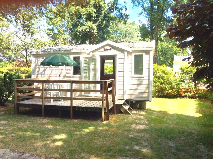 Camping Pas Cher vous présente avec son site Officiel campingpascher.fr, le Camping Du Bois De Beaumard classé 3 étoiles, situé sur la commune de Pontchateau dans le département Loire-atlantique (Pays De La Loire) en France. Le camping Du Bois De Beaumard, vous présente un hébergement de type mobil-home de 25 m². Le camping Du Bois De Beaumard vous propose du sam. 19 septembre au sam. 26 septembre 2026 pour 7 nuits à 253€. Cette location propose 4 dates différentes pour réserver votre séjour. Découvrez également les 6 autres gammes d'hébergements du camping. MerÉtang, Aire de jeux enfants, Baby-foot, Ping-pong, Pétanque, Randonnée, Trampoline, Dépôt de pain, Restaurant, Snack/Bar, Supermarché, Épicerie,... En savoir plus : cliquez-ICI.
