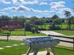 Camping Pas Cher vous présente avec son site Officiel campingpascher.fr, le Camping Du Bois De Beaumard classé 3 étoiles, situé sur la commune de Pontchateau dans le département Loire-atlantique (Pays De La Loire) en France. Le camping Du Bois De Beaumard, vous présente un hébergement de type mobil-home de 18 m². Le camping Du Bois De Beaumard vous propose du sam. 29 août au sam. 05 septembre 2026 pour 7 nuits à 242€. Cette location propose 17 dates différentes pour réserver votre séjour. Découvrez également les 5 autres gammes d'hébergements du camping. MerÉtang, Aire de jeux enfants, Baby-foot, Ping-pong, Pétanque, Randonnée, Trampoline, Dépôt de pain, Restaurant, Snack/Bar, Supermarché, Épicerie,... En savoir plus : cliquez-ICI.