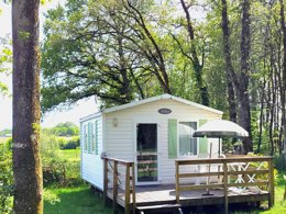 Camping Pas Cher vous présente avec son site Officiel campingpascher.fr, le Camping Du Bois De Beaumard classé 3 étoiles, situé sur la commune de Pontchateau dans le département Loire-atlantique (Pays De La Loire) en France. Le camping Du Bois De Beaumard, vous présente un hébergement de type mobil-home de 18 m². Le camping Du Bois De Beaumard vous propose du sam. 29 août au sam. 05 septembre 2026 pour 7 nuits à 242€. Cette location propose 17 dates différentes pour réserver votre séjour. Découvrez également les 5 autres gammes d'hébergements du camping. MerÉtang, Aire de jeux enfants, Baby-foot, Ping-pong, Pétanque, Randonnée, Trampoline, Dépôt de pain, Restaurant, Snack/Bar, Supermarché, Épicerie,... En savoir plus : cliquez-ICI.