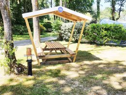Camping Pas Cher vous présente avec son site Officiel campingpascher.fr, le Camping Du Bois De Beaumard classé 3 étoiles, situé sur la commune de Pontchateau dans le département Loire-atlantique (Pays De La Loire) en France. Le camping Du Bois De Beaumard, vous présente un hébergement de type tente en toile et bois. Le camping Du Bois De Beaumard vous propose du sam. 04 avril au sam. 11 avril 2026 pour 7 nuits à 184.8€. Cette location propose 158 dates différentes pour réserver votre séjour. Découvrez également les 5 autres gammes d'hébergements du camping. MerÉtang, Aire de jeux enfants, Baby-foot, Ping-pong, Pétanque, Randonnée, Trampoline, Dépôt de pain, Restaurant, Snack/Bar, Supermarché, Épicerie,... En savoir plus : cliquez-ICI.