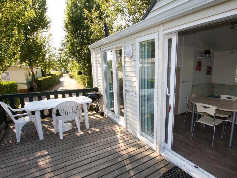 Camping Pas Cher vous présente avec son site Officiel campingpascher.fr, le Camping Les Genêts classé 3 étoiles, situé sur la commune de Sarzeau dans le département Morbihan (Bretagne) en France. Le camping Les Genêts, vous présente un hébergement de type mobil-home et télévision. Le camping Les Genêts vous propose du vendredi 25 septembre au vendredi 02 octobre 2026, en promotion à -15% pour 7 nuits à 254,15 € au lieu de 299,0 € soit une Économie de 44,85 €. Cette location propose 52 dates différentes pour réserver votre séjour. Découvrez également les 5 autres gammes d'hébergements du camping. Les Avis clients pour le Camping Les Genêts sont excellents avec une note moyenne de 8 sur 10. Mer, Piscine chauffée, Piscine extérieure, Animation enfants, Animations familiales, Aire de jeux enfants, Ping-pong, Salle de jeux vidéo, Structure gonflable enfants, Trampoline, Snack/Bar,... En savoir plus : cliquez-ICI.