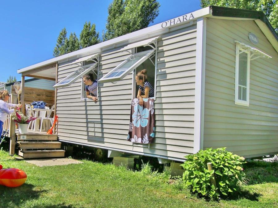Camping Pas Cher vous présente avec son site Officiel campingpascher.fr, le Camping Les Genêts classé 3 étoiles, situé sur la commune de Sarzeau dans le département Morbihan (Bretagne) en France. Le camping Les Genêts, vous présente un hébergement de type mobil-home pour 4 personnes et télévision. Le camping Les Genêts vous propose du sam. 26 septembre au sam. 03 octobre 2026 pour 7 nuits à 241€. Cette location propose 29 dates différentes pour réserver votre séjour. Découvrez également les 5 autres gammes d'hébergements du camping. Les Avis clients pour le Camping Les Genêts sont excellents avec une note moyenne de 8 sur 10. Mer, Piscine chauffée, Piscine extérieure, Animation enfants, Animations familiales, Aire de jeux enfants, Ping-pong, Salle de jeux vidéo, Structure gonflable enfants, Trampoline, Snack/Bar,... En savoir plus : cliquez-ICI.
