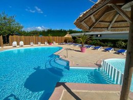 Camping Pas Cher vous présente avec son site Officiel campingpascher.fr, le Camping Les Genêts classé 3 étoiles, situé sur la commune de Sarzeau dans le département Morbihan (Bretagne) en France. Le camping Les Genêts, vous présente un hébergement de type mobil-home pour 4 personnes et télévision. Le camping Les Genêts vous propose du sam. 26 septembre au sam. 03 octobre 2026 pour 7 nuits à 241€. Cette location propose 29 dates différentes pour réserver votre séjour. Découvrez également les 5 autres gammes d'hébergements du camping. Les Avis clients pour le Camping Les Genêts sont excellents avec une note moyenne de 8 sur 10. Mer, Piscine chauffée, Piscine extérieure, Animation enfants, Animations familiales, Aire de jeux enfants, Ping-pong, Salle de jeux vidéo, Structure gonflable enfants, Trampoline, Snack/Bar,... En savoir plus : cliquez-ICI.