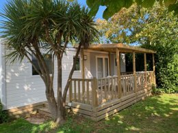 Camping Pas Cher vous présente avec son site Officiel campingpascher.fr, le Camping Les Genêts classé 3 étoiles, situé sur la commune de Sarzeau dans le département Morbihan (Bretagne) en France. Le camping Les Genêts vous propose un hébergement de type mobil-home de 32 m² (télévision). L'établissement vous propose 4 autres types d'hébergements. Découvrez tous nos séjours à petits prix dans la commune et aux alentours de Sarzeau du département : Morbihan (Bretagne). Les Avis clients pour le Camping Les Genêts sont excellents avec une note moyenne de 8 sur 10. Mer, Piscine chauffée, Piscine extérieure, Animation enfants, Animations familiales, Aire de jeux enfants, Ping-pong, Salle de jeux vidéo, Structure gonflable enfants, Trampoline, Snack/Bar,... En savoir plus : cliquez-ICI.