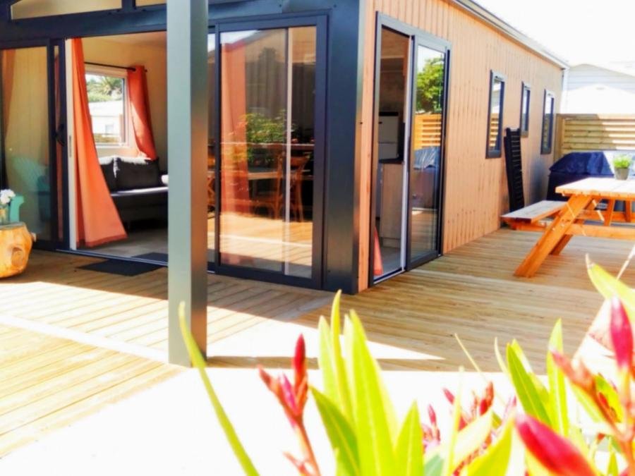 Camping Pas Cher vous présente avec son site Officiel campingpascher.fr, le Camping Landrezac Plage classé 3 étoiles, situé sur la commune de Sarzeau dans le département Morbihan (Bretagne) en France. Le camping Landrezac Plage, vous présente un hébergement de type mobil-home de 32 m² pour 1 personne et télévision. Le camping Landrezac Plage vous propose du dimanche 13 septembre au dimanche 20 septembre 2026 pour 7 nuits à 765€. Cette location propose 42 dates différentes pour réserver votre séjour. Découvrez également les 12 autres gammes d'hébergements du camping. Les Avis clients pour le Camping Landrezac Plage sont excellents avec une note moyenne de 9 sur 10. Piscine chauffée, Piscine couverte, Aire de jeux enfants, Baby-foot, Ping-pong, Piscine, Pétanque, Randonnée, Trampoline, Dépôt de pain, Plats à emporter, Snack/Bar, Épicerie,... En savoir plus : cliquez-ICI.