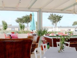 Camping Pas Cher vous présente avec son site Officiel campingpascher.fr, le Camping Landrezac Plage classé 3 étoiles, situé sur la commune de Sarzeau dans le département Morbihan (Bretagne) en France. Le camping Landrezac Plage, vous présente un hébergement de type mobil-home de 36 m² et télévision. Le camping Landrezac Plage vous propose du lundi 25 mai au lundi 01 juin 2026 pour 7 nuits à 653€. Cette location propose 56 dates différentes pour réserver votre séjour. Découvrez également les 11 autres gammes d'hébergements du camping. Les Avis clients pour le Camping Landrezac Plage sont excellents avec une note moyenne de 9 sur 10. Piscine chauffée, Piscine couverte, Aire de jeux enfants, Baby-foot, Ping-pong, Piscine, Pétanque, Randonnée, Trampoline, Dépôt de pain, Plats à emporter, Snack/Bar, Épicerie,... En savoir plus : cliquez-ICI.