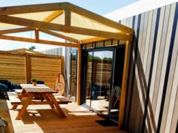 Camping Pas Cher vous présente avec son site Officiel campingpascher.fr, le Camping Landrezac Plage classé 3 étoiles, situé sur la commune de Sarzeau dans le département Morbihan (Bretagne) en France. Le camping Landrezac Plage, vous présente un hébergement de type mobil-home de 36 m² et télévision. Le camping Landrezac Plage vous propose du lundi 25 mai au lundi 01 juin 2026 pour 7 nuits à 653€. Cette location propose 56 dates différentes pour réserver votre séjour. Découvrez également les 11 autres gammes d'hébergements du camping. Les Avis clients pour le Camping Landrezac Plage sont excellents avec une note moyenne de 9 sur 10. Piscine chauffée, Piscine couverte, Aire de jeux enfants, Baby-foot, Ping-pong, Piscine, Pétanque, Randonnée, Trampoline, Dépôt de pain, Plats à emporter, Snack/Bar, Épicerie,... En savoir plus : cliquez-ICI.