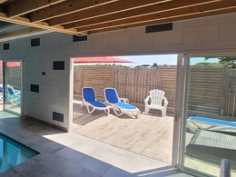 Camping Pas Cher vous présente avec son site Officiel campingpascher.fr, le Camping Landrezac Plage classé 3 étoiles, situé sur la commune de Sarzeau dans le département Morbihan (Bretagne) en France. Le camping Landrezac Plage, vous présente un hébergement de type mobil-home de 32 m² pour 1 personne et télévision. Le camping Landrezac Plage vous propose du lundi 25 mai au lundi 01 juin 2026 pour 7 nuits à 653€. Cette location propose 113 dates différentes pour réserver votre séjour. Découvrez également les 11 autres gammes d'hébergements du camping. Les Avis clients pour le Camping Landrezac Plage sont excellents avec une note moyenne de 9 sur 10. Piscine chauffée, Piscine couverte, Aire de jeux enfants, Baby-foot, Ping-pong, Piscine, Pétanque, Randonnée, Trampoline, Dépôt de pain, Plats à emporter, Snack/Bar, Épicerie,... En savoir plus : cliquez-ICI.