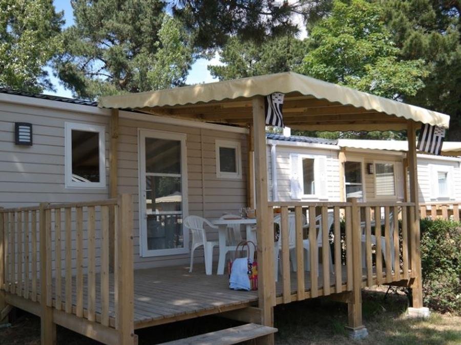 Camping Pas Cher vous présente avec son site Officiel campingpascher.fr, le Camping Eden Villages Manoir De Ker An Poul classé 4 étoiles, situé sur la commune de Sarzeau dans le département Morbihan (Bretagne) en France. Le camping Eden Villages Manoir De Ker An Poul vous propose un hébergement de type mobil-home de 25 m² pour 5 personnes (télévision). L'établissement vous propose 2 autres types d'hébergements. Découvrez tous nos séjours à petits prix dans la commune et aux alentours de Sarzeau du département : Morbihan (Bretagne). Piscine couverte, Piscine extérieure, Animations familiales, Club enfants, Aire de jeux enfants, Court de tennis, Ping-pong, Terrain multisports, Dépôt de pain, Plats à emporter, Restaurant, Snack/Bar, Épicerie,... En savoir plus : cliquez-ICI.