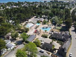 Camping Pas Cher vous présente avec son site Officiel campingpascher.fr, le Camping Eden Villages Manoir De Ker An Poul classé 4 étoiles, situé sur la commune de Sarzeau dans le département Morbihan (Bretagne) en France. Le camping Eden Villages Manoir De Ker An Poul, vous présente un hébergement de type studio de 23 m² pour 2 personnes et télévision. Le camping Eden Villages Manoir De Ker An Poul vous propose du mardi 29 septembre au mardi 06 octobre 2026 pour 7 nuits à 602.8€. Cette location propose 27 dates différentes pour réserver votre séjour. Découvrez également les 5 autres gammes d'hébergements du camping. Piscine couverte, Piscine extérieure, Animations familiales, Club enfants, Aire de jeux enfants, Court de tennis, Ping-pong, Terrain multisports, Dépôt de pain, Plats à emporter, Restaurant, Snack/Bar, Épicerie,... En savoir plus : cliquez-ICI.