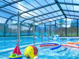 Camping Pas Cher vous présente avec son site Officiel campingpascher.fr, le Camping Domaine De Kersial classé 3 étoiles, situé sur la commune de Sarzeau dans le département Morbihan (Bretagne) en France. Le camping Domaine De Kersial vous propose un hébergement de type mobil-home de 28 m² pour 4 personnes (télévision). L'établissement vous propose 7 autres types d'hébergements. Découvrez tous nos séjours à petits prix dans la commune et aux alentours de Sarzeau du département : Morbihan (Bretagne). Les Avis clients pour le Camping Domaine De Kersial sont excellents avec une note moyenne de 8 sur 10. Parc aquatique, Piscine chauffée, Piscine couverte, Aire de jeux enfants, Baby-foot, Cyclisme, Ping-pong, Pétanque,... En savoir plus : cliquez-ICI.